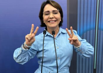 Emília destaca saúde, infraestrutura e emprego durante debate da TV