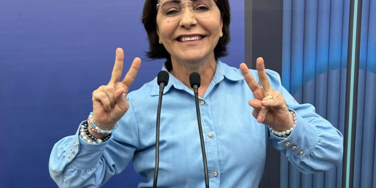 Emília destaca saúde, infraestrutura e emprego durante debate da TV