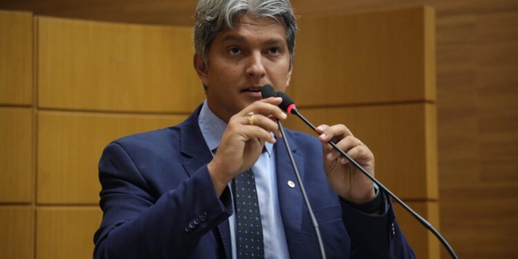 Dr. Samuel denuncia riscos em passarela no povoado Tabocas e protocola indicação solicitando reforma da estrutura