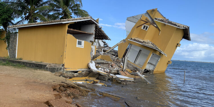 Erosão faz rio avançar 130 metros em uma década e ameaça Praia do Saco, no litoral sul de Sergipe, afirma pesquisa da UFS