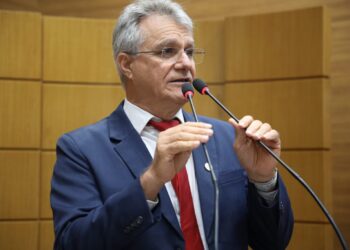 Deputado Chico do Correio destaca desvios de água em diversos locais