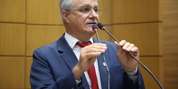 Deputado Chico do Correio destaca desvios de água em diversos locais