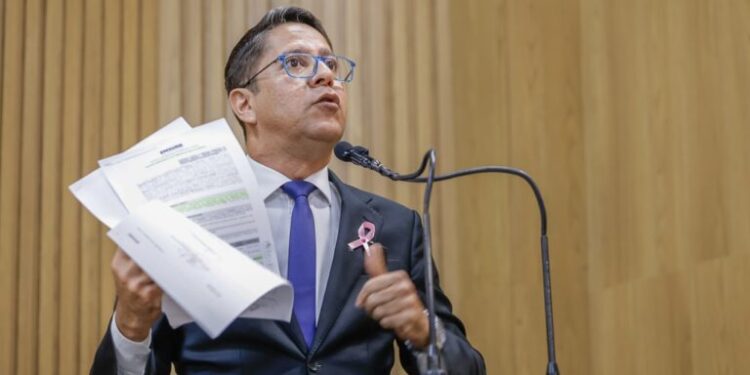 Ricardo Marques pede apuração de suposto contrato milionário entre Emsurb e empresa que fará o Natal Iluminado