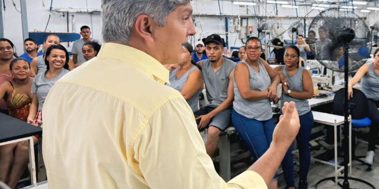 Dr. Samuel visita fábricas e reafirma compromisso com a geração de empregos em Socorro