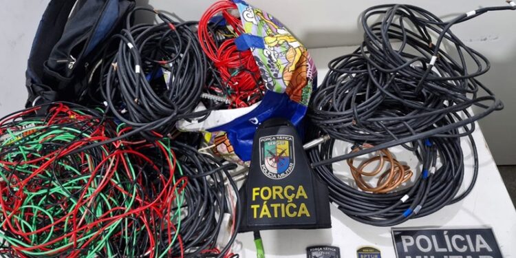 Polícia Militar prende dupla suspeita de furtar fiação elétrica de residência no Bairro Atalaia