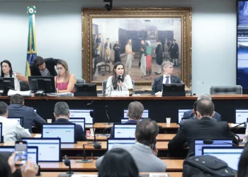 Propostas que restringem poderes de ministros do STF avançam na Câmara