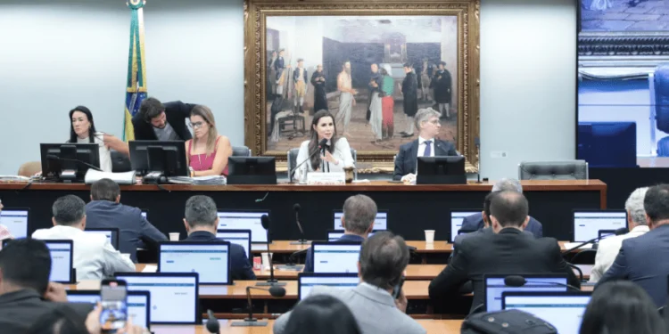 Propostas que restringem poderes de ministros do STF avançam na Câmara