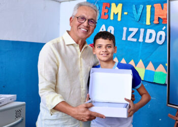 Prefeitura de São Cristóvão inicia entrega de tablets nas escolas da rede municipal de ensino