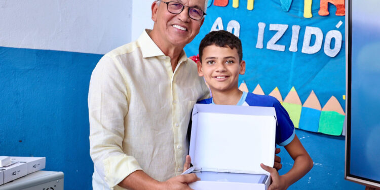 Prefeitura de São Cristóvão inicia entrega de tablets nas escolas da rede municipal de ensino