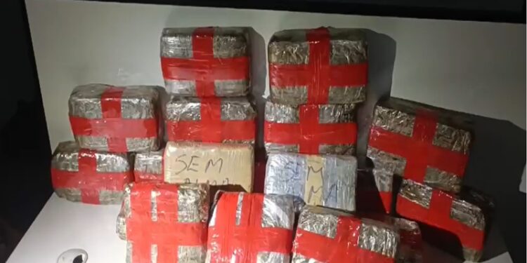 PM prende suspeita de tráfico ilícito de drogas em operação policial na Capital