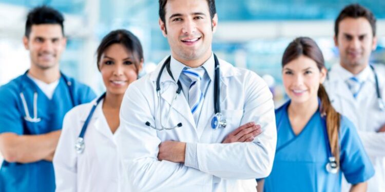 Número de médicos no Brasil aumentou quase 90% nos últimos 14 anos, porém distribuição geográfica segue desigual