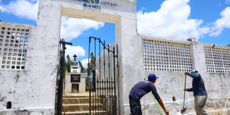 Prefeitura de São Cristóvão intensifica limpeza em cemitérios para o Dia de Finados