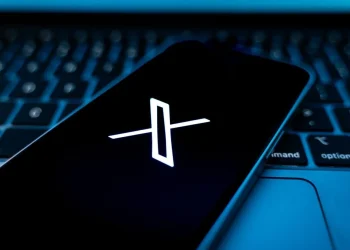 Moraes determina volta do X no Brasil