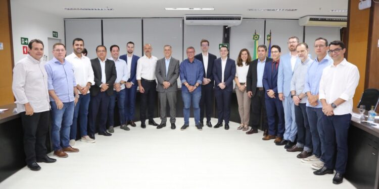 Fábio Mitidieri recebe empresa vencedora de concessão parcial da Deso
