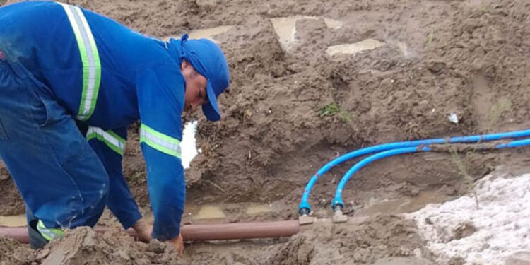 Moradores de povoado de Malhador comemoram chegada da água tratada