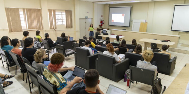Número de universitários brasileiros é o maior em nove anos, chegando a quase 10 milhões