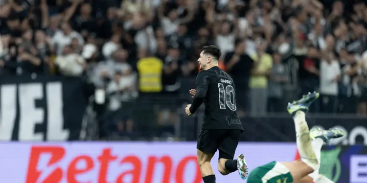 Corinthians vence clássico com o Palmeiras para se afastar do Z4