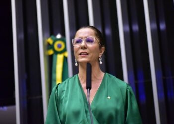 Delegada Katarina assina PEC pelo fim da jornada 6×1