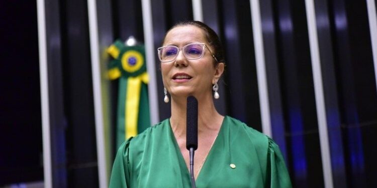Delegada Katarina assina PEC pelo fim da jornada 6×1