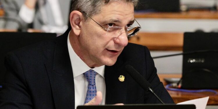 Senador cobra celeridade em discussão de PEC sobre redução