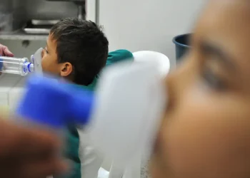 Aumento de infecções graves por rinovírus afeta crianças em 4 estados