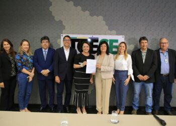 Emilia entrega ao TCE relação com nomes da comissão de transição