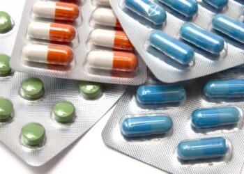 Mais de um terço dos brasileiros toma antibióticos sem receita médica, alerta SBI
