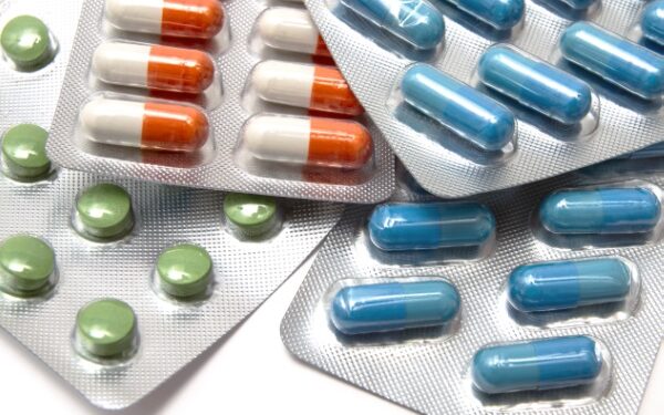 Mais de um terço dos brasileiros toma antibióticos sem receita médica, alerta SBI