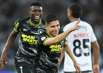 Bota supera o Vasco e amplia a vantagem na liderança do Brasileiro