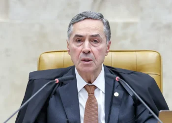 STF esperou Congresso decidir responsabilidade de redes, diz Barroso