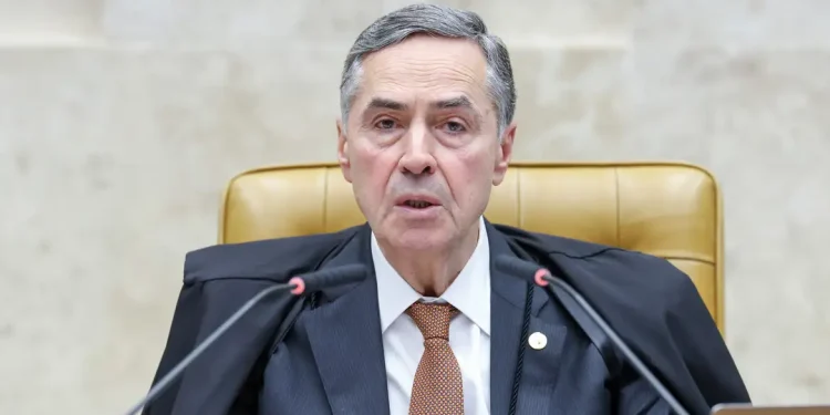 STF esperou Congresso decidir responsabilidade de redes, diz Barroso