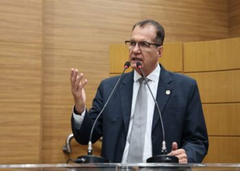 Adailton Martins pede inclusão de táxi-lotação na licitação do transporte público