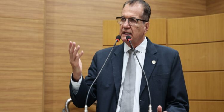 Adailton Martins pede inclusão de táxi-lotação na licitação do transporte público