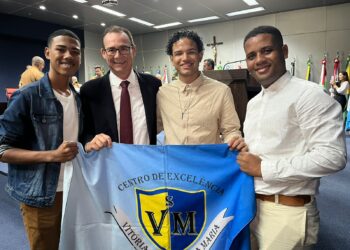 Alunos do Centro de Excelência Vitória de Santa Maria lançam cartilha sobre violência contra a mulher 