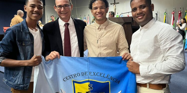 Alunos do Centro de Excelência Vitória de Santa Maria lançam cartilha sobre violência contra a mulher