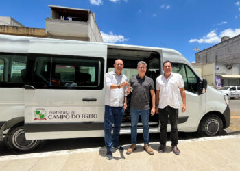 Alessandro Vieira entrega nova van adaptada para Campo do Brito