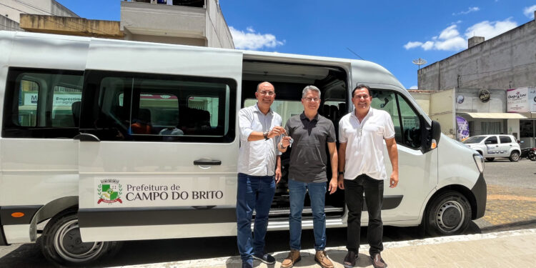 Alessandro Vieira entrega nova van adaptada para Campo do Brito