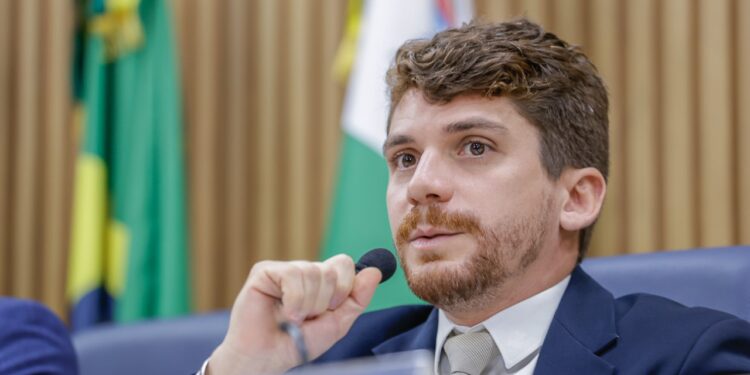 Breno Garibalde realiza audiência pública sobre a viabilidade de carros elétricos em condomínios