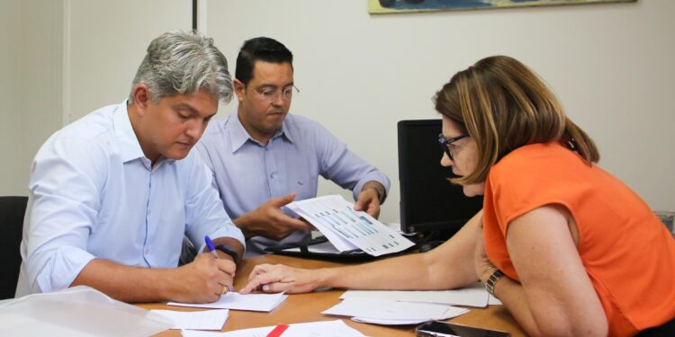 Dr. Samuel visita instalações da Prefeitura de Socorro e participa de reuniões de transição 