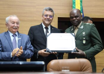 Luciano Pimentel entrega Título de Cidadania Sergipana ao General Ribeiro, comandante da 6ª Região Militar