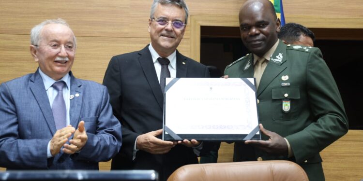 Luciano Pimentel entrega Título de Cidadania Sergipana ao General Ribeiro, comandante da 6ª Região Militar