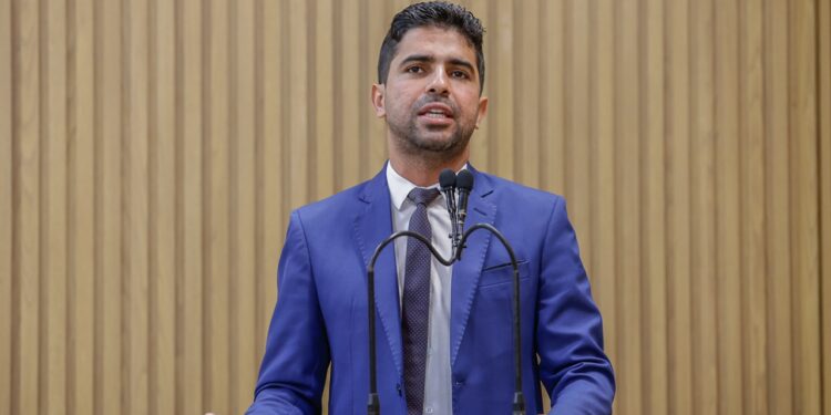Vereador Pastor Diego questiona instalação de câmeras nos uniformes da GMA