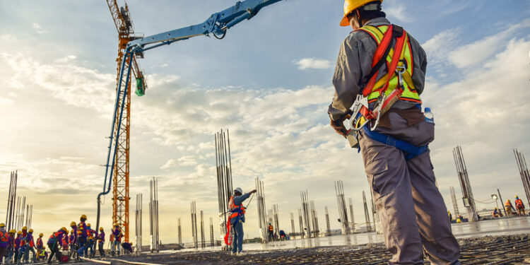 Projeção de crescimento da construção civil sobe para 3,5%; taxa de juros e restrição de crédito preocupam