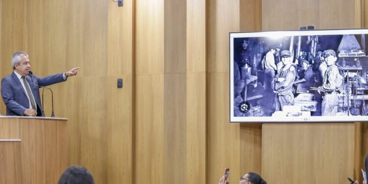 “As pessoas trabalham para viver e não vivem para trabalhar”, declarou Elber defendendo o fim da escala 6×1