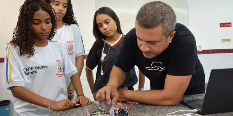 Alunos do Centro Profissionalizante Neuzice Barreto criam painel eletrônico que auxilia na logística na fila da alimentação