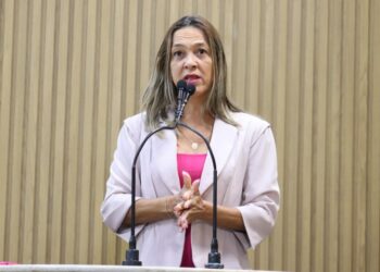 Sheyla volta a denunciar falta de farmacêuticos e desvio de função em postos de saúde