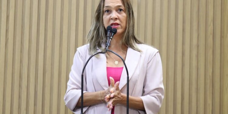Sheyla volta a denunciar falta de farmacêuticos e desvio de função em postos de saúde