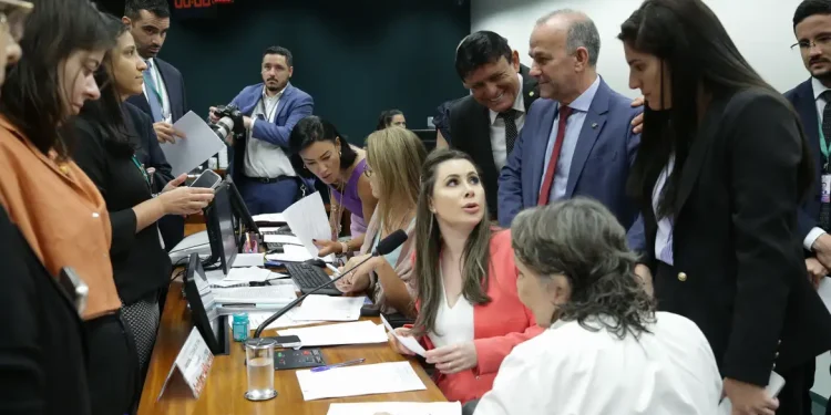 CCJ da Câmara adia votação de PEC que proíbe o aborto legal