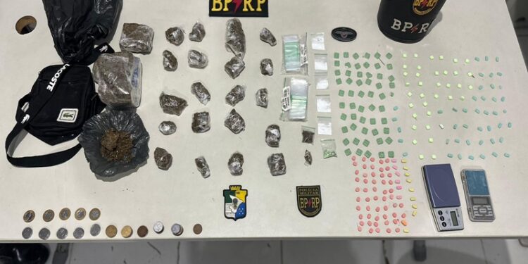 PM fecha ponto de tráfico de drogas em Aracaju