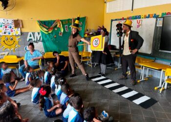 Trânsito nas escolas: SMTT realiza apresentação teatral para alunos da rede municipal